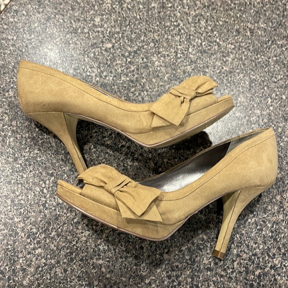 Marc Fisher Suede Peep Toe 3 1/2 Inch Heel Size 6 - Picture 2 of 4